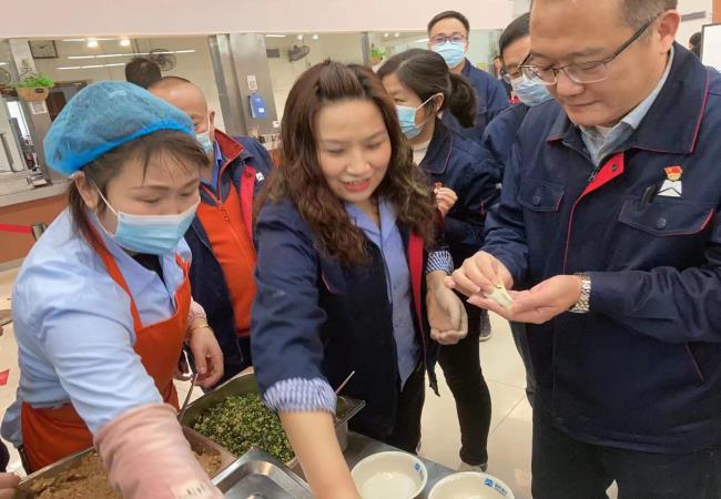 鼓足干勁抗疫情  暖心餃子包起來(lái)  ——軸研所舉辦“踐行二十大 抗疫保經(jīng)營(yíng)”駐廠職工包餃子大賽