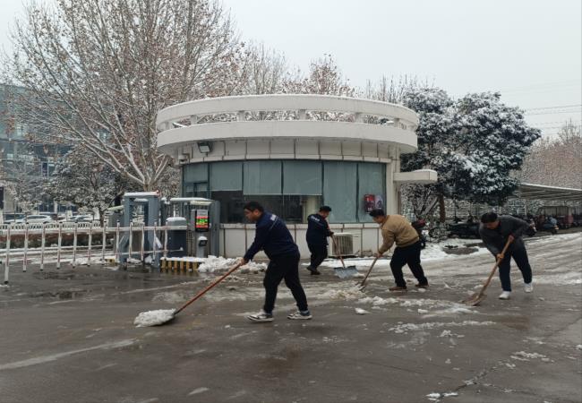 掃雪除冰我先行，冰雪更映黨旗紅